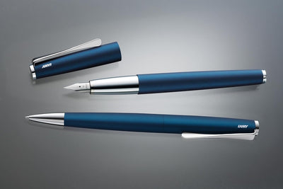 LAMY studio Premium Kugelschreiber 267 aus Edelstahl in mattem Lack-Finish, propellerförmige Clip-Dr