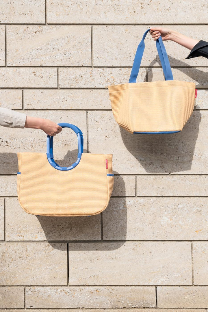 reisenthel shopper M in raffia blue – Geräumige Shopping Bag und edle Handtasche in einem – Aus wass