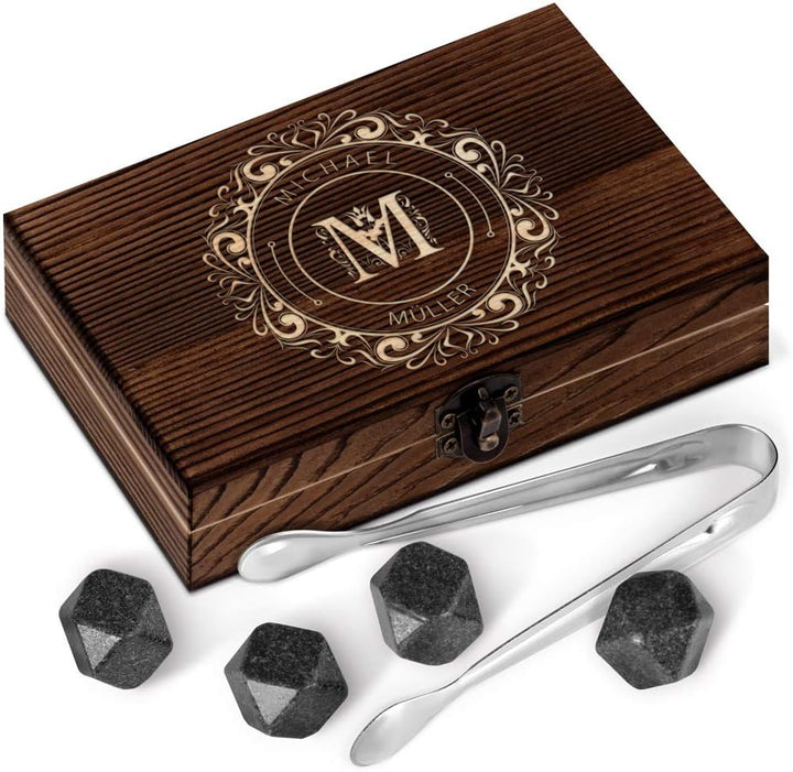 Maverton Whisky Steine Set - in Holzbox mit Gravur - 6 Eiswürfel + Zange + Velourbeutel - wiederverw