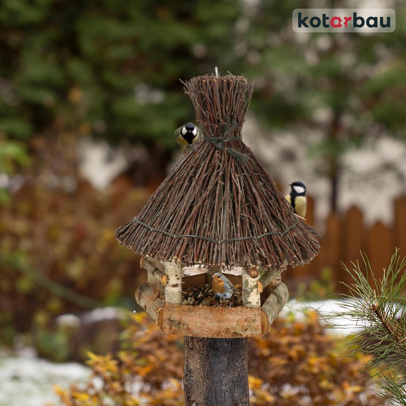 KOTARBAU® Holz-Vogelfutterhaus mit Reet eingedeckt Birke zum Aufhängen + 0,5 kg Futter Gratis