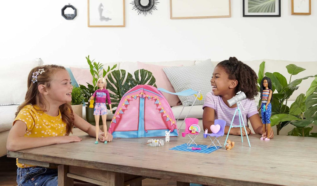 Barbie HGC18 - Barbie „Abenteuer zu zweit“ Camping-Spielset mit Zelt, 2 Barbie-Puppen und 20 Zubehör