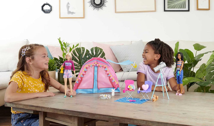 Barbie HGC18 - Barbie „Abenteuer zu zweit“ Camping-Spielset mit Zelt, 2 Barbie-Puppen und 20 Zubehör