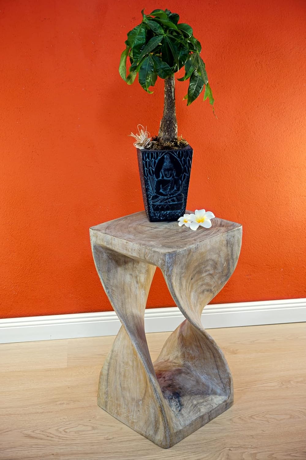 Kinaree Suar Massivholz Beistelltisch Twist – 50 cm Höhe, Farbe White Wash – Handgefertigter Holz Be