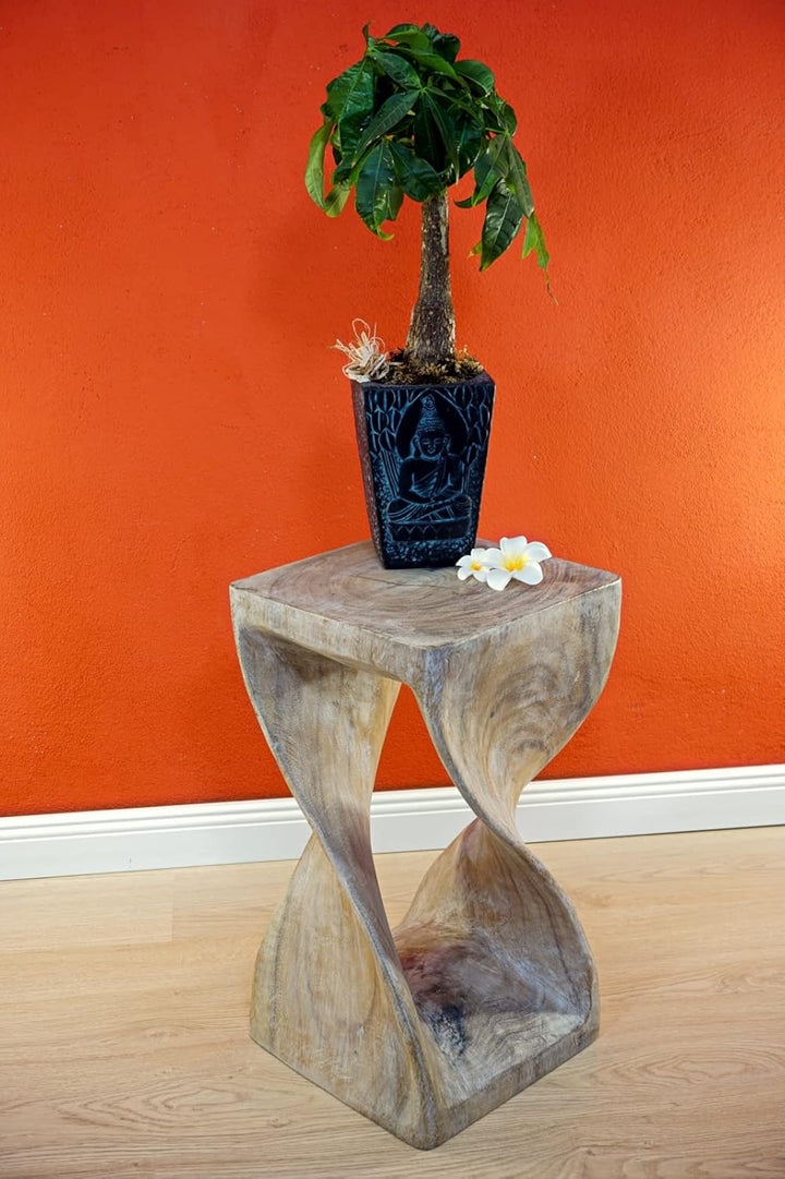 Kinaree Suar Massivholz Beistelltisch Twist – 50 cm Höhe, Farbe White Wash – Handgefertigter Holz Be
