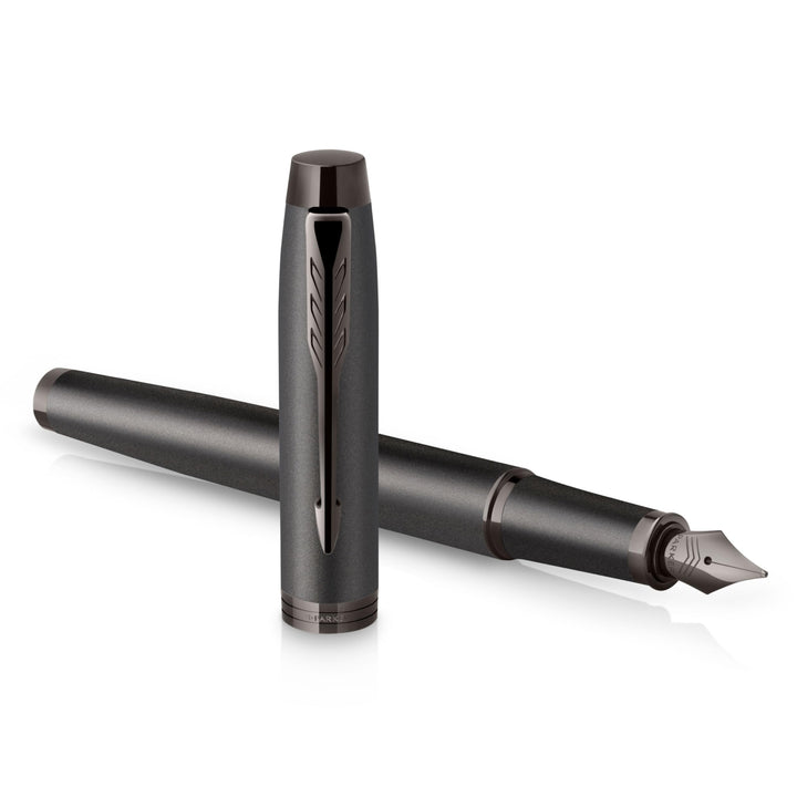 Parker IM Monochrome Füller | Oberfläche und Zierteile in Dunkelgrau-Metallic | Füllfederhalter mit
