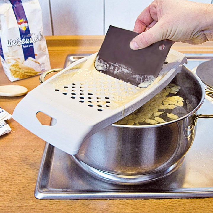 FACKELMANN Spätzle-Set, Spätzlereibe mit Teigschaber, Spätzlehobel aus Kunststoff, Spätzlepresse mit