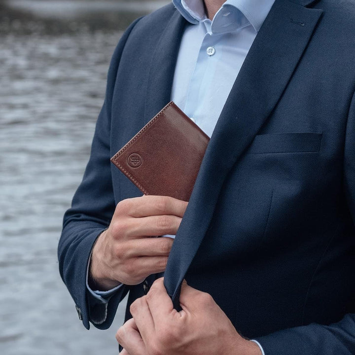 Maxwell Scott Handgefertigte Leder Reisepasshülle Prato in Petrol Blau, Petrol Blau