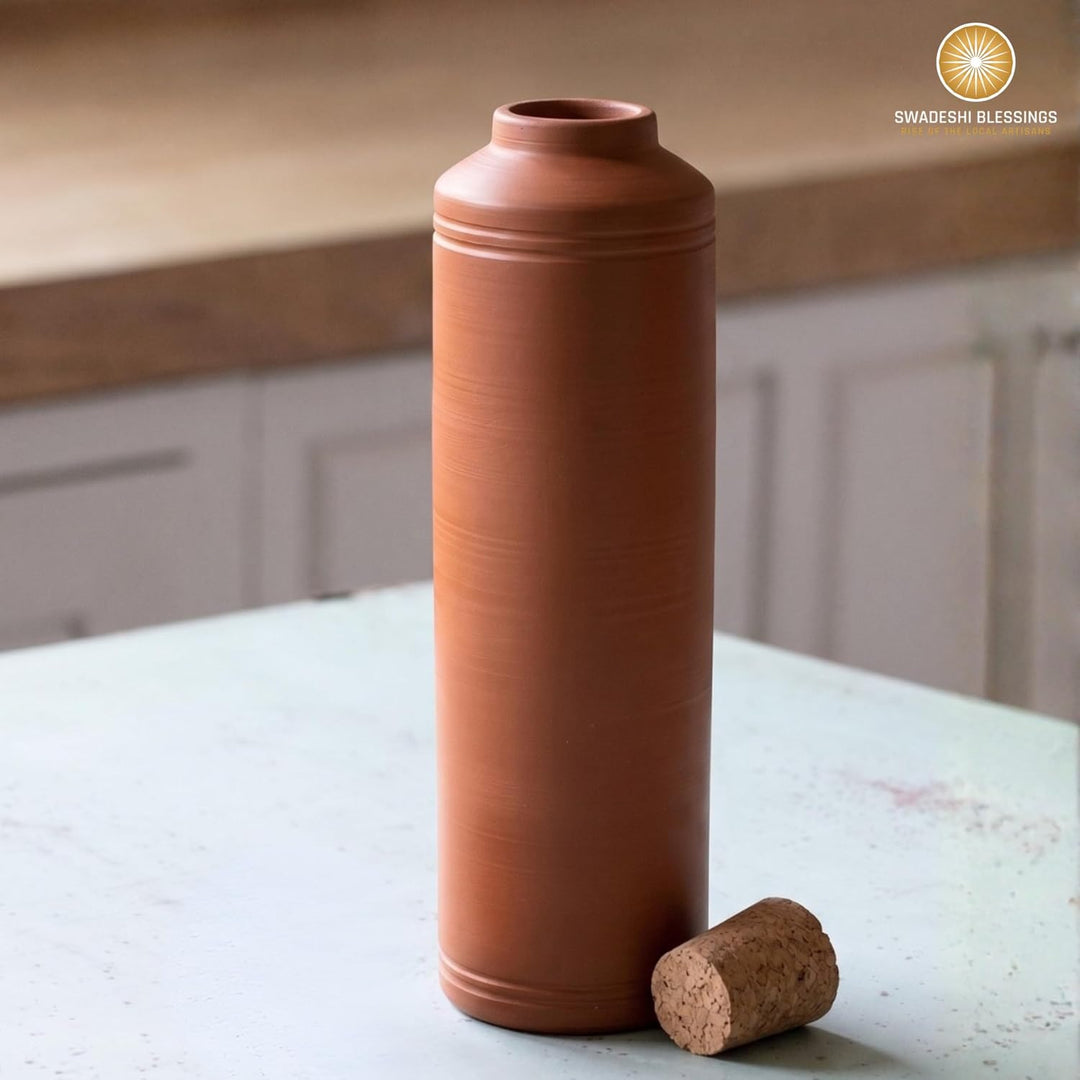 SWADESHI BLESSINGS Exklusive Produktreihe, unglasierte, handgefertigte Ton-Trinkflasche mit Tonkork/