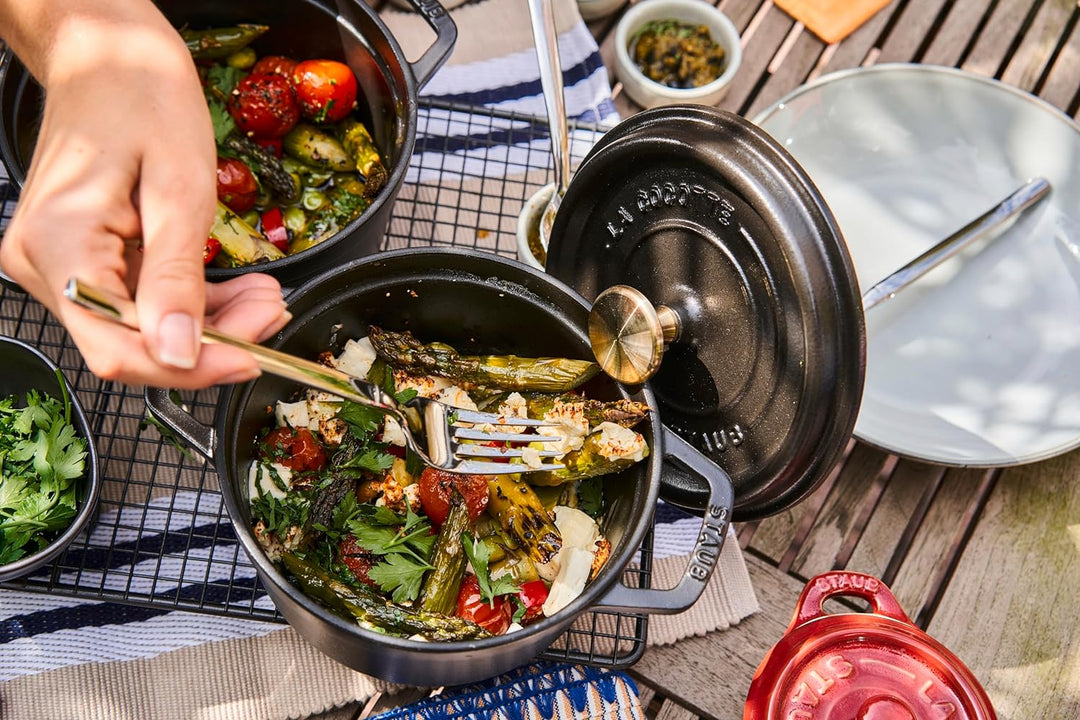 STAUB Gusseisen Bräter/Cocotte, Rund 16 cm, 1,2 L, Aromaregen Funktion, Für alle Herdarten geeignet,