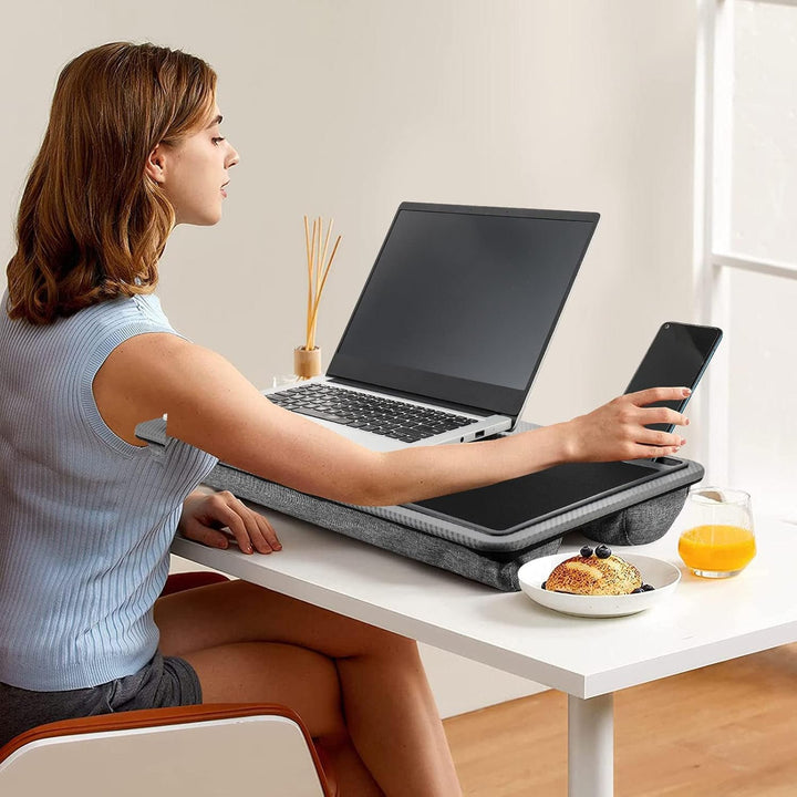 Laptop Lap Tray mit Kissen & Mauspad – Ergonomischer Laptop Tisch 57,5x30,5x6cm für Bett, Sofa & Bod