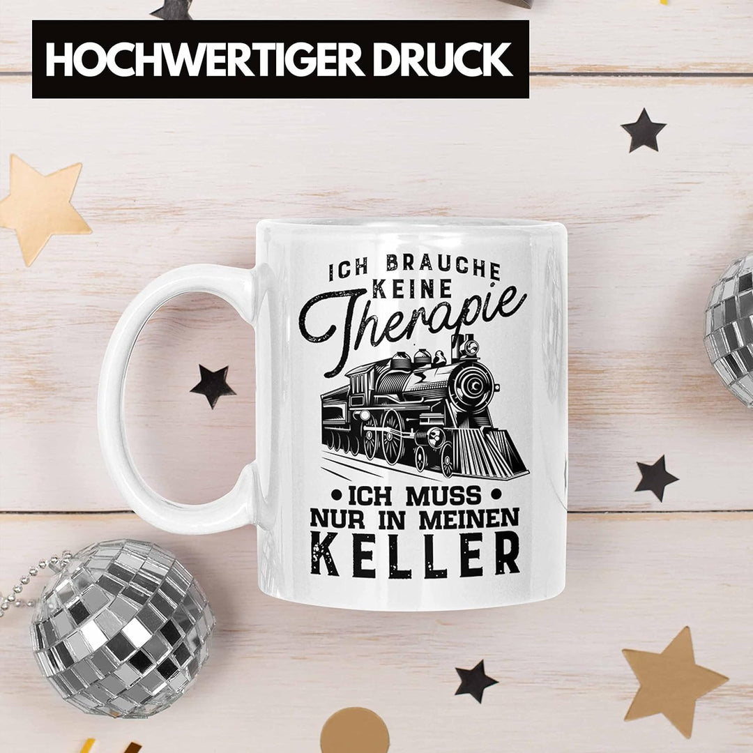 Trendation - Modelleisenbahn Tasse Geschenk für Eisenbahner Spruch Ich Muss In Meinen Keller (Weiss)
