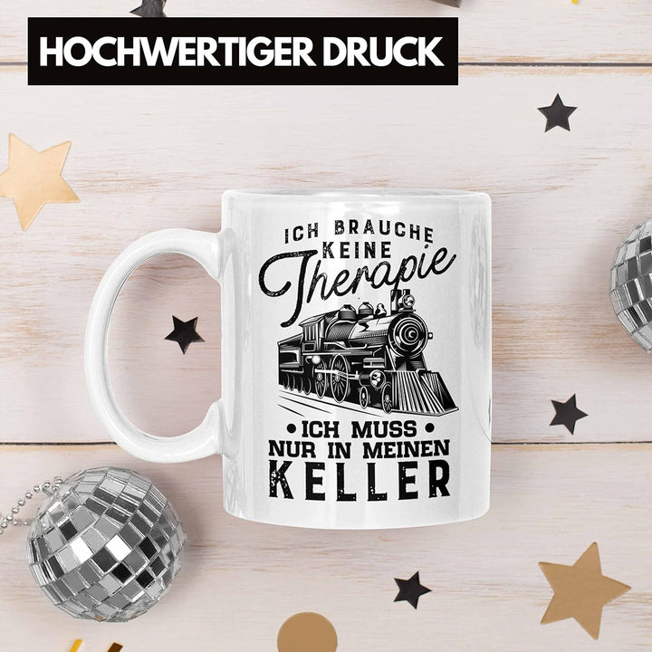 Trendation - Modelleisenbahn Tasse Geschenk für Eisenbahner Spruch Ich Muss In Meinen Keller (Weiss)