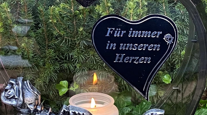 Grablampe Laterne Herz Form mit Beschriftung '' Für immer in unseren Herzen'' Grablicht Kerze Grabke