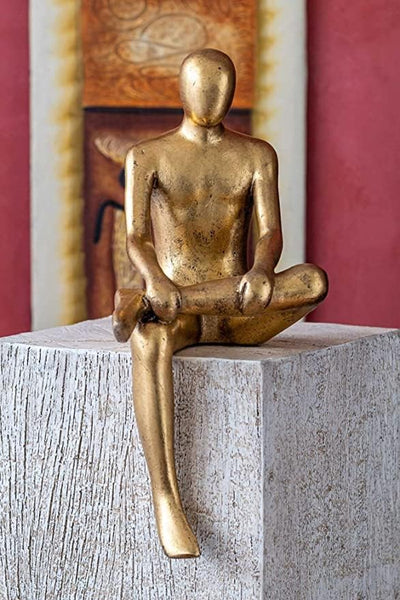 IDYL Moderne Skulptur Figur Sandsteinguss Sitting Man | Gold | Masse 19x23x43 cm | Dekorationsfigur