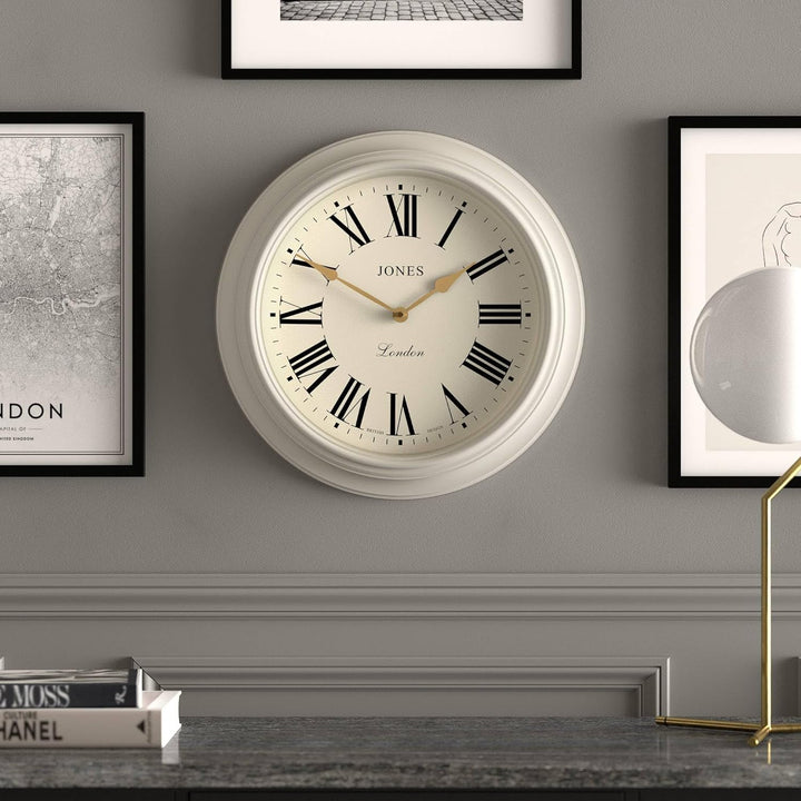 JONES CLOCKS® Supper Club wanduhr | Grosse Klassische runde Uhr | 40 cm | Sehr Blasses Grau | Römisc