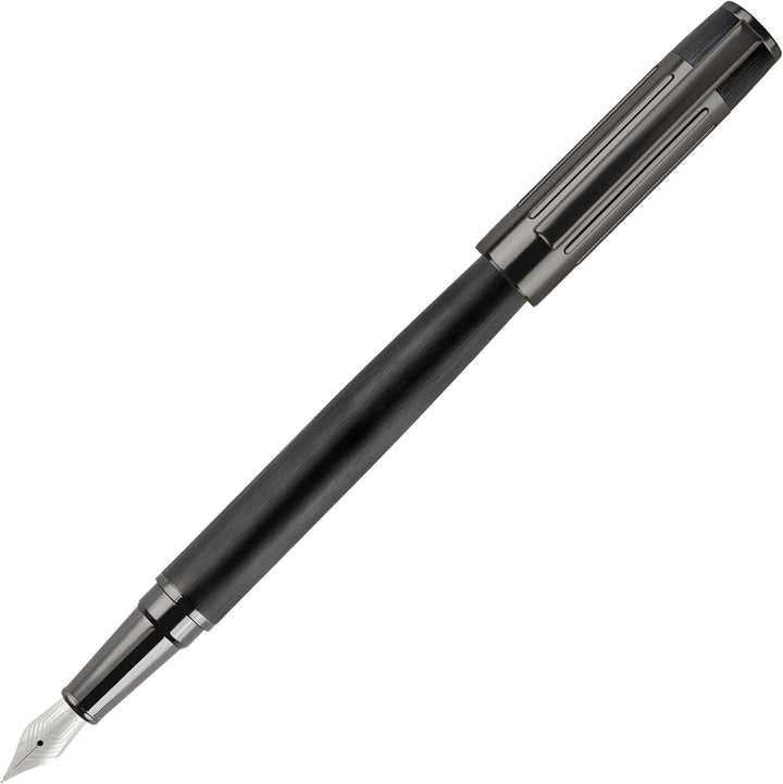Hugo Boss Gear Ribs Füllfederhalter aus Messing und Aluminium in der Farbe Black, Länge: 13,8cm, Fed