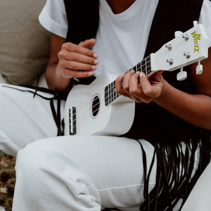 Winzz Sopran Ukulele Starter Kit für Anfänger, mit Tasche, Clip-On Tuner, zusätzlichen Saiten, Gurt,