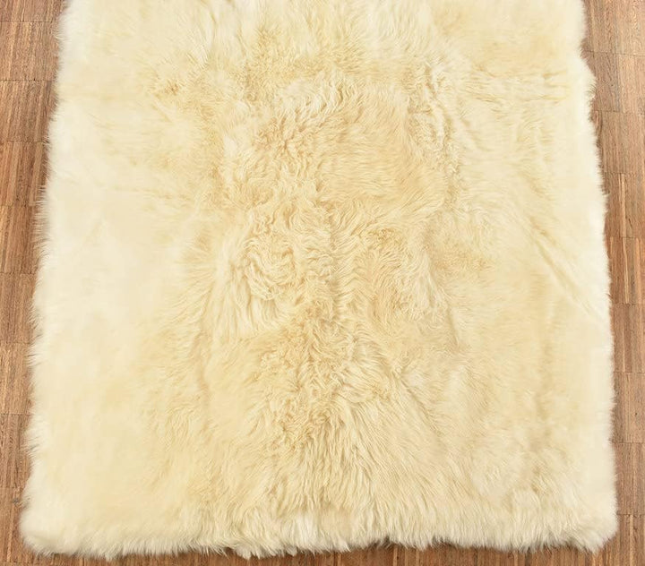 LAMMFELL TEPPICH CHAMPAGNER CREME WEISS CA. 200 x 110 cm FELL TEPPICH KURZWOLLIG AUS 4 SCHWEDISCHEN