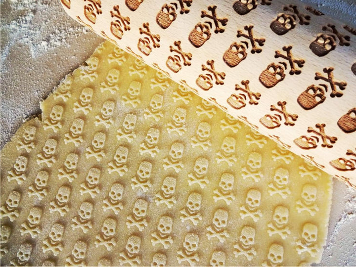 Nudelholz TOTENKOPF mit GEKREUZTEN KNOCHEN. Teigrolle mit Schädel Kekse. Präge Teigrolle. Halloween.