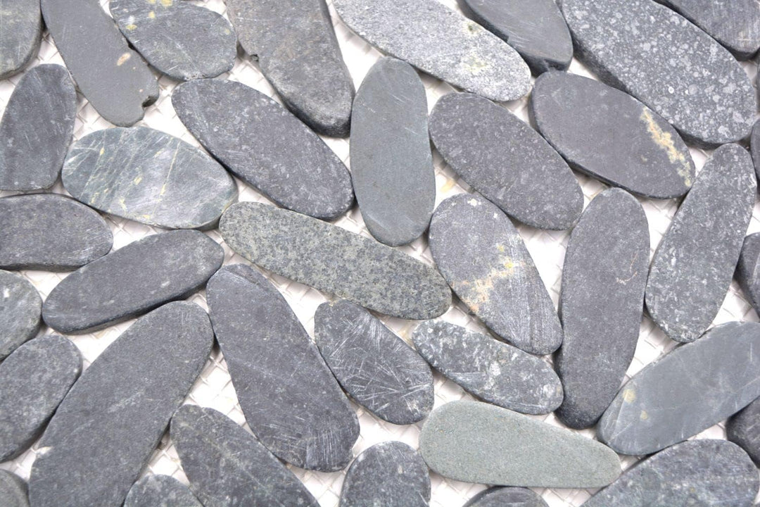 Mosaik Kiesel geschnitten grau schwarz Flusskiesel Steinkiesel Steinteppisch Flussstein Kieselmosaik
