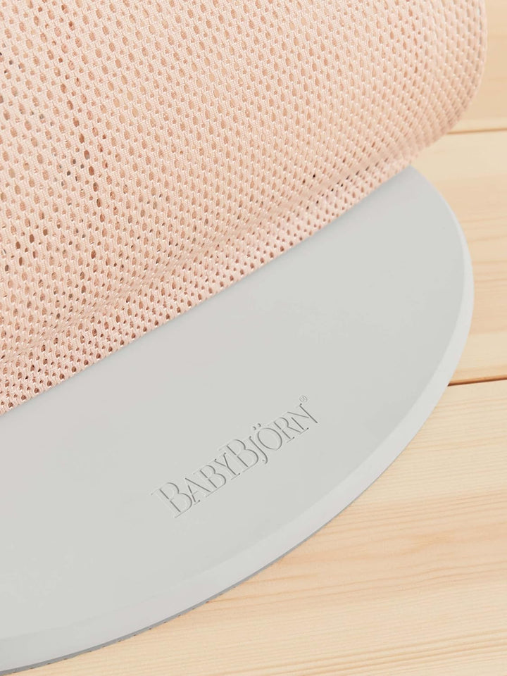 BabyBjörn Babywippe Balance Soft, Hellgrauer Rahmen, Netzstoff, Perlmuttrosa/Weiss Netzstoff Perlmut