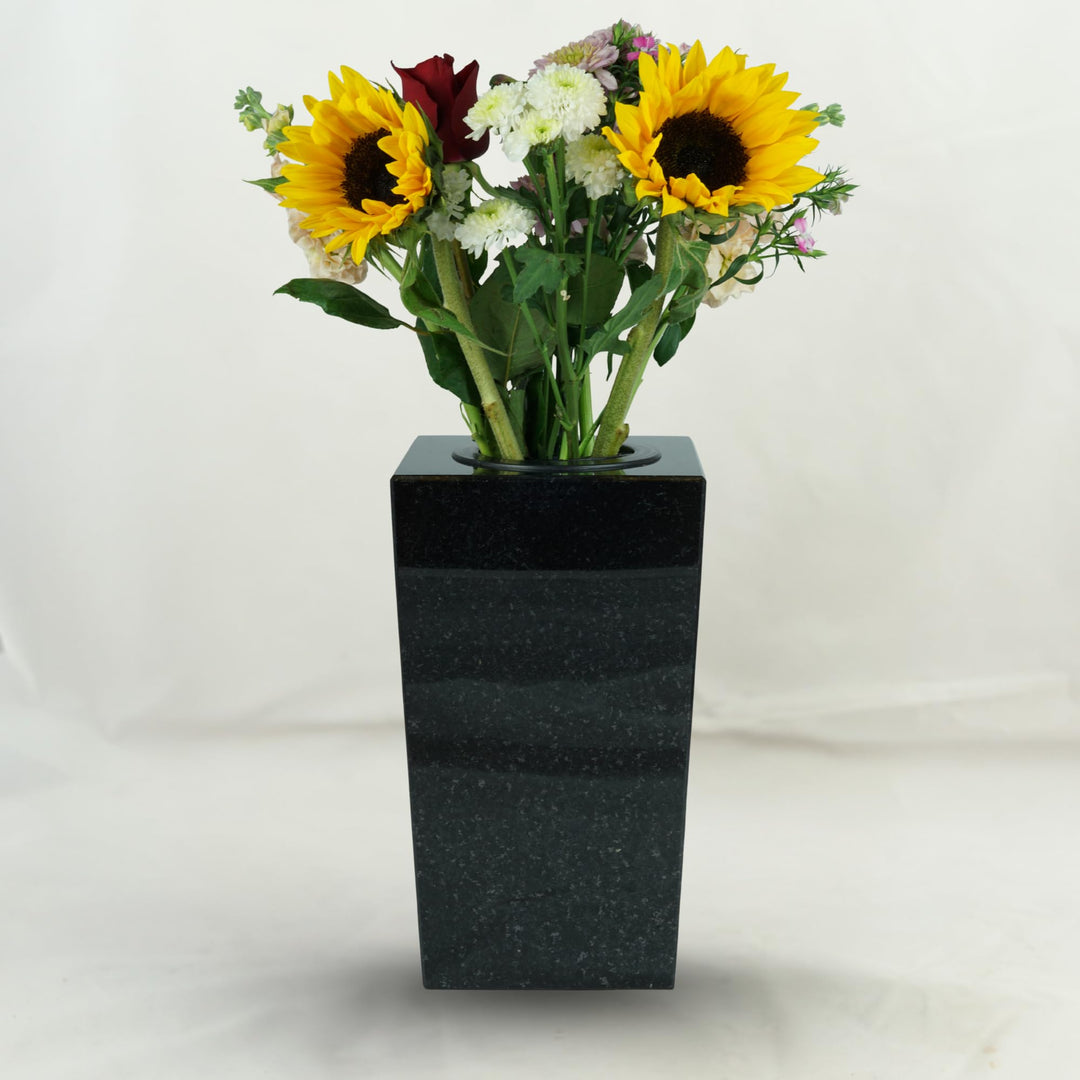 designgrab Karree Designer Grabvase aus Granit Schwedisch Black