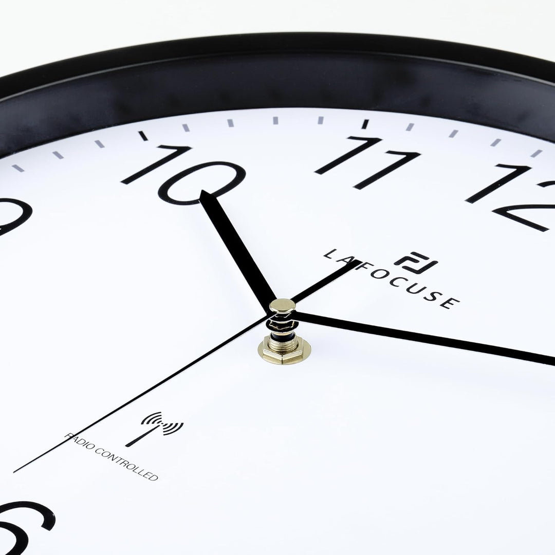 Lafocuse Funk Wanduhr Lautlos 30cm, Modern Funkuhr Hohe Genauigkeit, Schwarz Einfach zu Lesen Wanduh