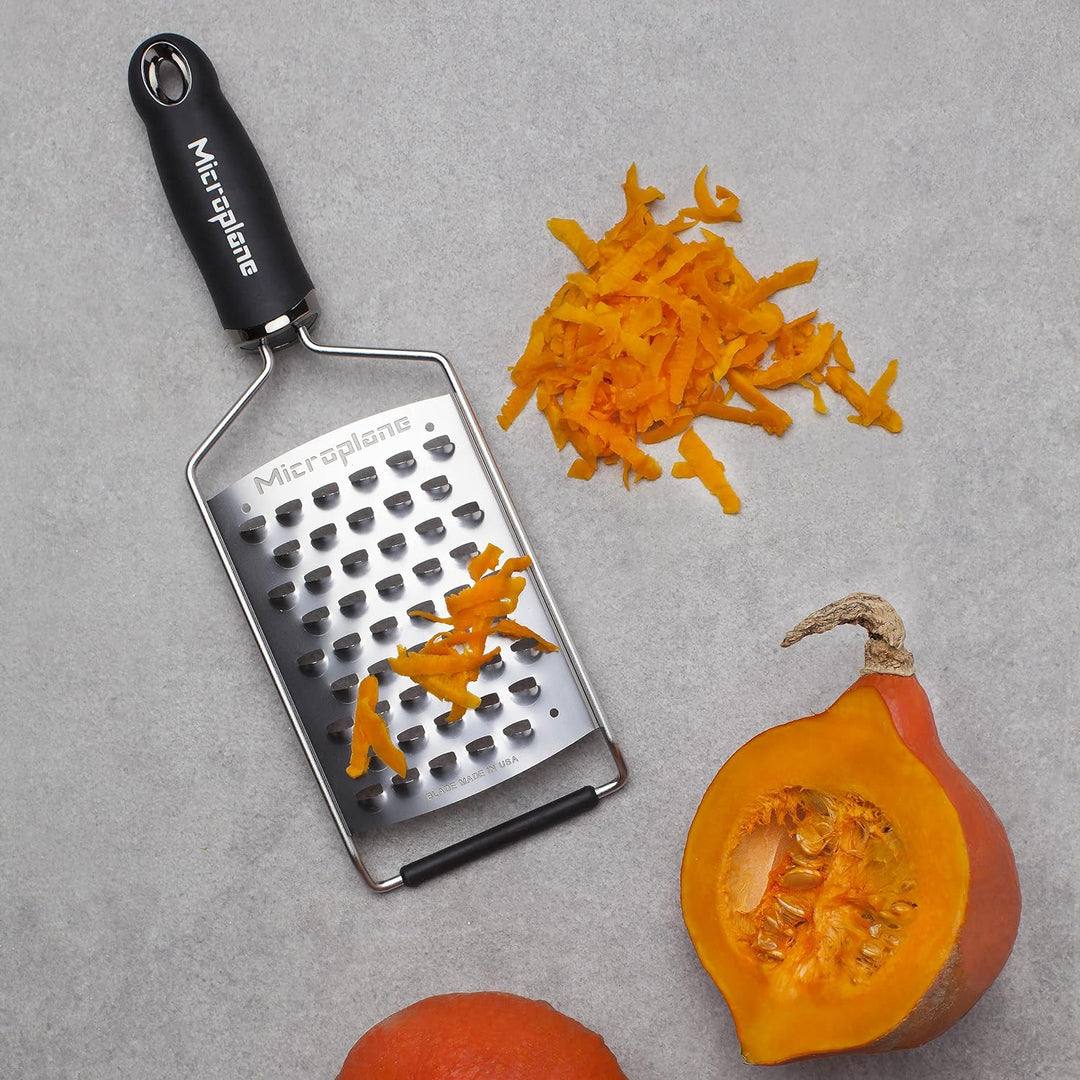 Microplane Küchenreibe XL-Grob für Kartoffel, Käse, Kohl, Gurke, Kürbis und Zucchini in Schwarz mit