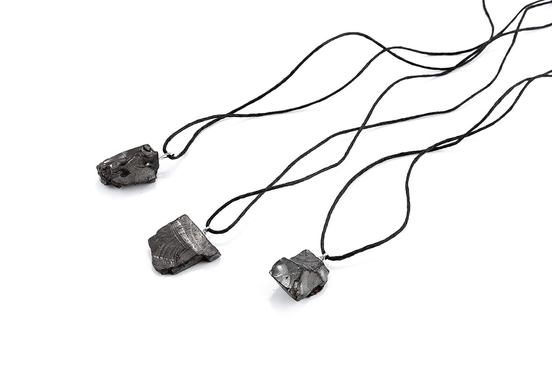 KASHU SN NATURSTEIN UG Edelstein Schungit direkt aus Karelien: 3 x Anhänger Edelkristall 3-5g