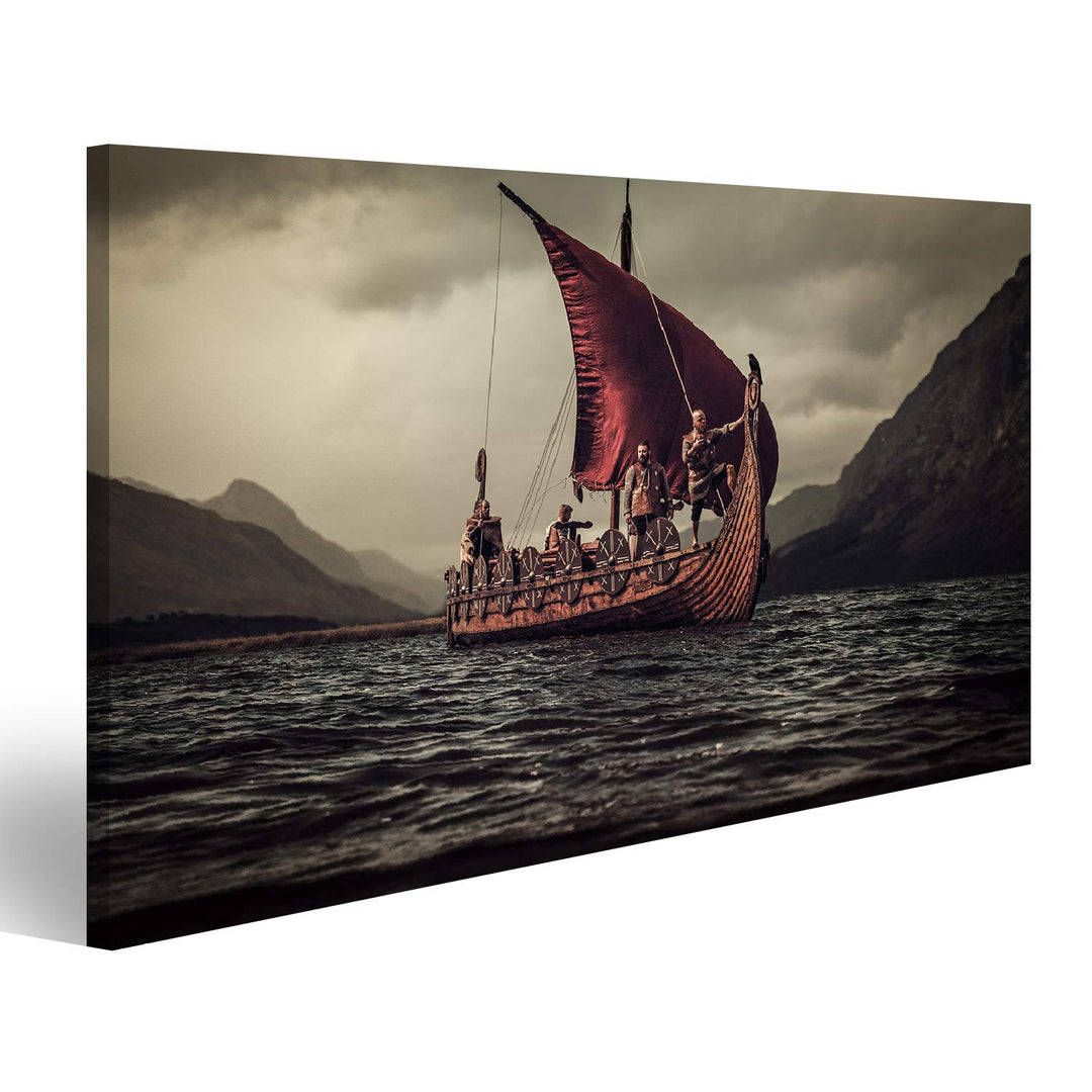islandburner Bild auf Leinwand Gruppe Von Wikingern Auf Dem Meer Auf Drakkar Mit Bergen Im Hintergru