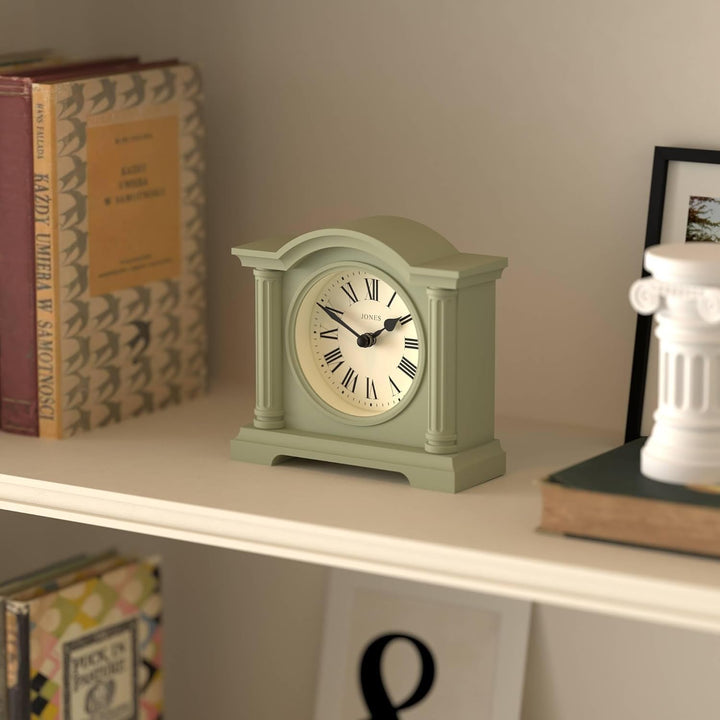 JONES CLOCKS® Kensington Kaminuhr | Klassische Uhr mit gewölbtem Oberteil | Salbeigrün | Stilvoll &
