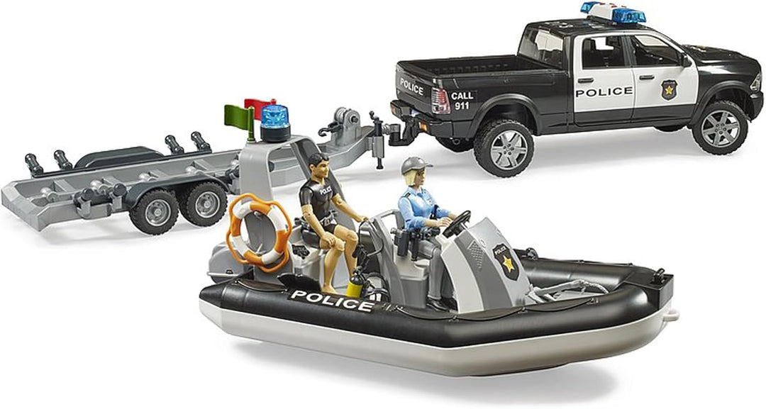bruder 02507 - RAM 2500 Polizei Pick-up, Light and Sound Modul, Anhänger mit Boot, 2 Figuren - 1:16