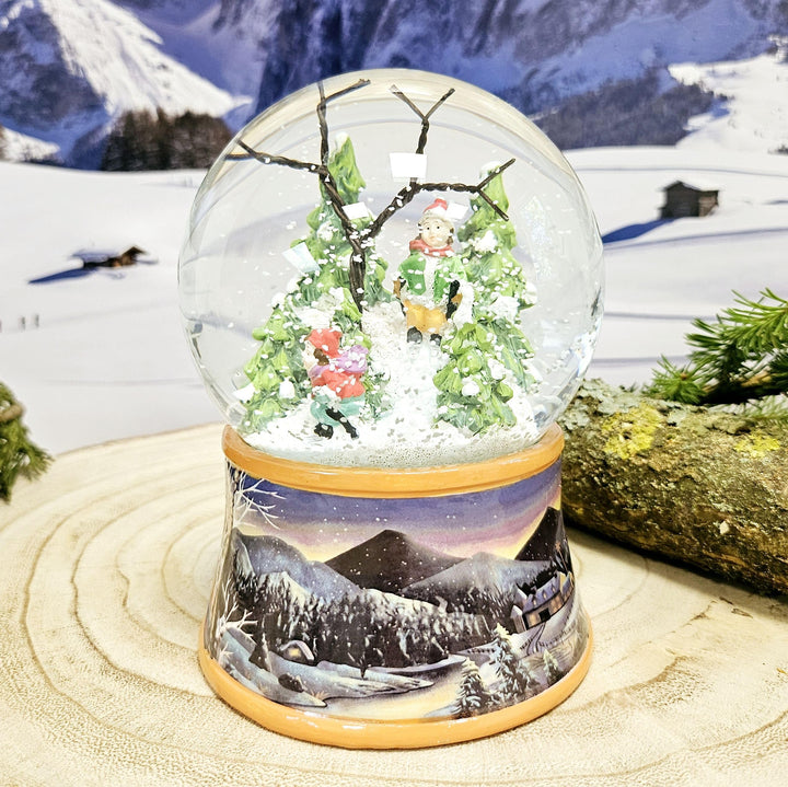 Schneekugel Weihnachten mit Musik | Nostalgische Skifahrer | Sockel Winterlandschaft Ocker| H: 14cm