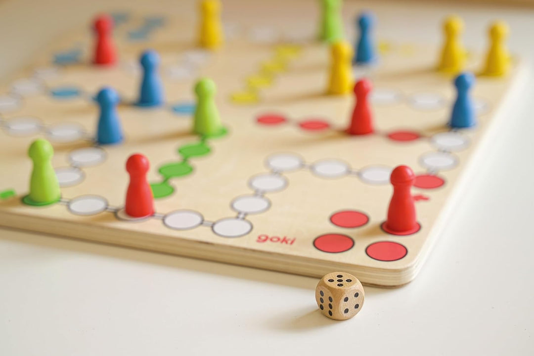goki Ludo – Klassisches Holzbrettspiel für 2-4 Spieler mit 16 farbigen Pionen und robustem 28x28 cm