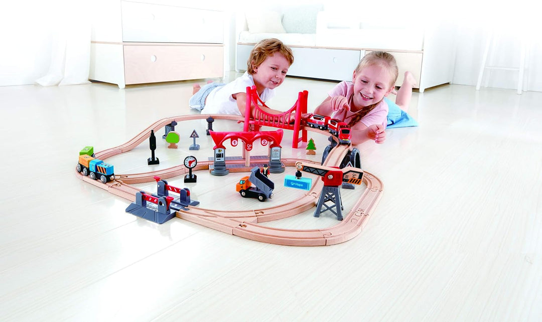 Hape Eisenbahn-Set „Verkehrsreiche Stadt Komplettes Eisenbahn-Set aus Holz zum Themenbereich Stadt f