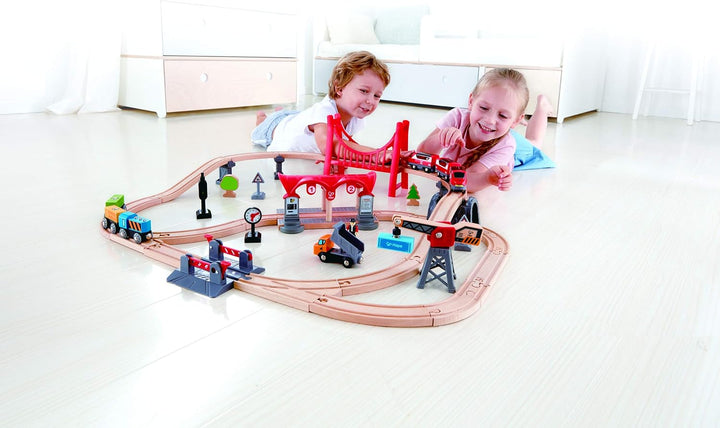 Hape Eisenbahn-Set „Verkehrsreiche Stadt Komplettes Eisenbahn-Set aus Holz zum Themenbereich Stadt f