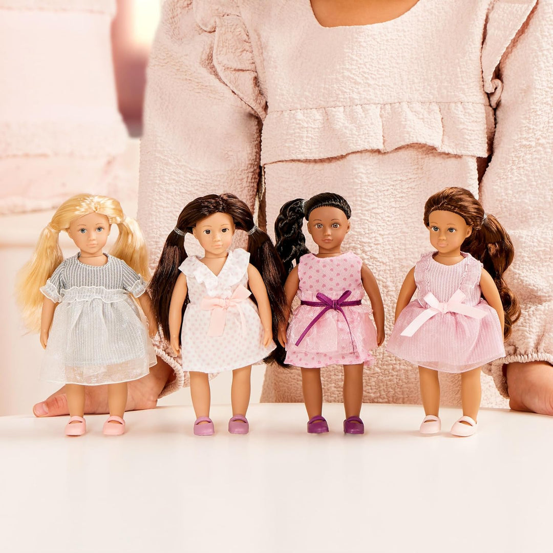 Lori – 4 Kleine Puppen – 15 cm Mini Puppen mit modischen Outfits – mit Puppenzubehör & Puppenkleidun