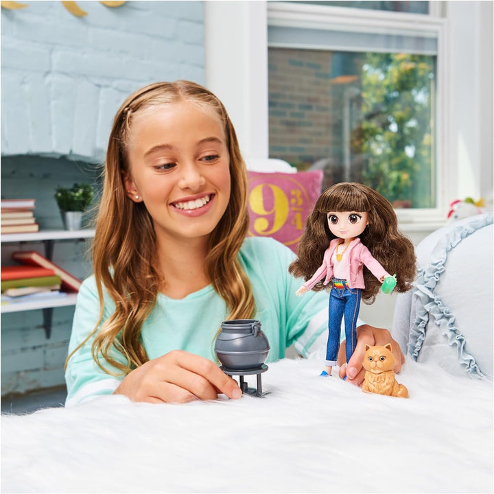 Wizarding World Harry Potter - Hermine Granger Puppe mit kämmbaren Haar, Geschenkset mit 2 Outfits u
