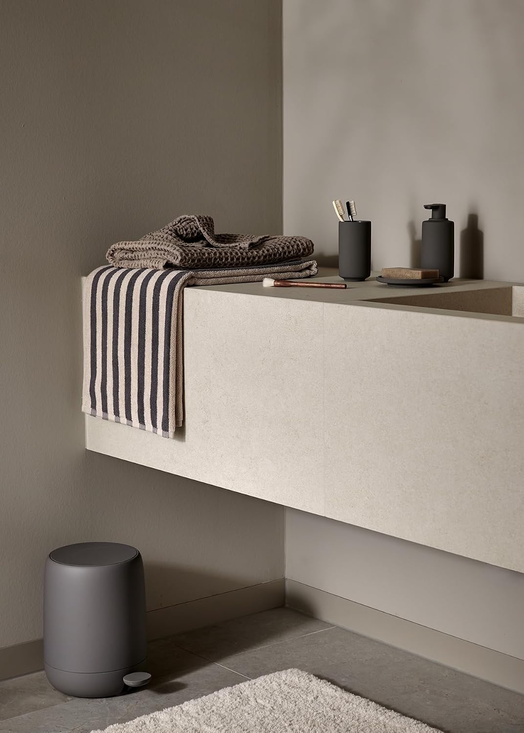blomus -SONO- Treteimer aus Kunststoff / Silikon, Magnet, 5L Fassungsvermögen, Soft-Close Deckel, en