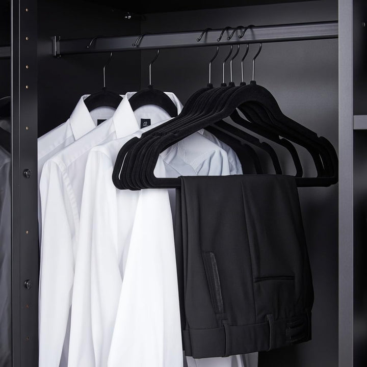 100 Stück hochwertige Samt Kleiderbügel in der Farbe Schwarz mit schwarzem Haken/Anti-Rutsch/von Sti