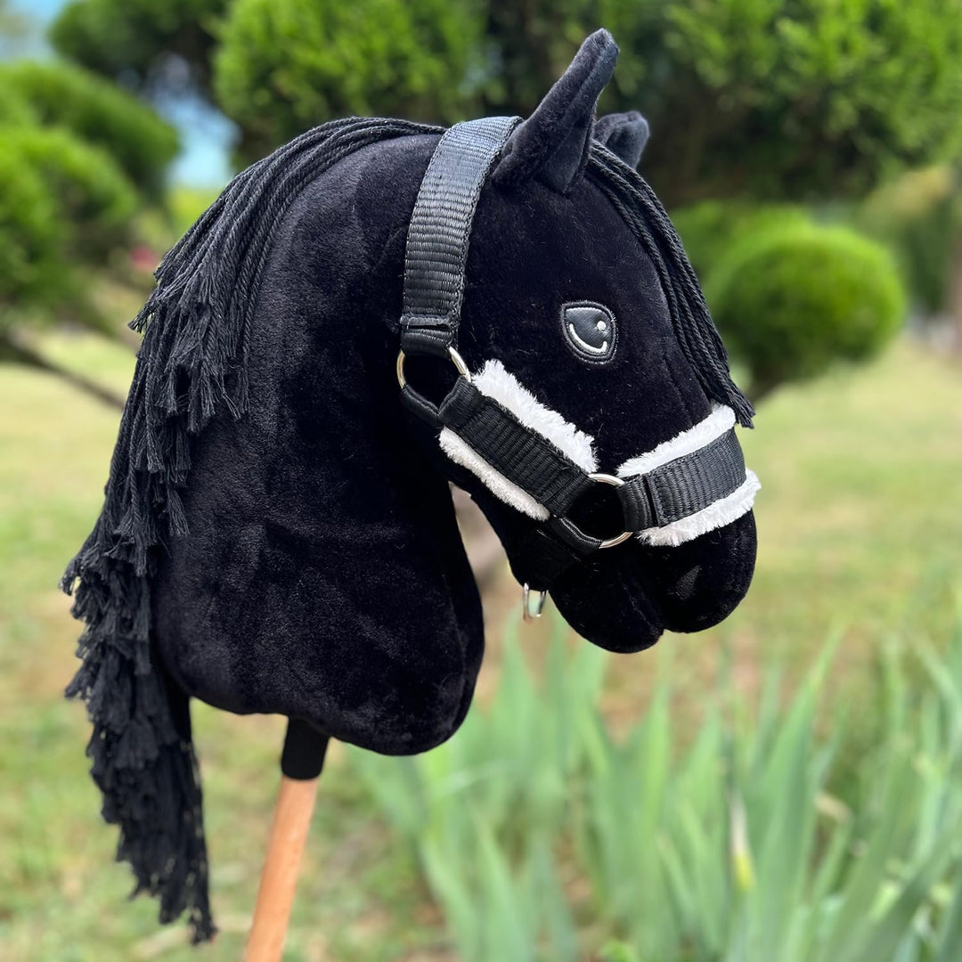 Hobby Horse Friese, Schwarz, A3, Pferd, komplett mit Netz, Trense, Zügel, Halfter und Insektenkappe,