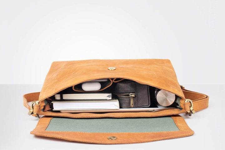 HOLZRICHTER BERLIN Umhängetasche (L) - Premium Leder Messenger Tasche Camel-braun, Camel-braun