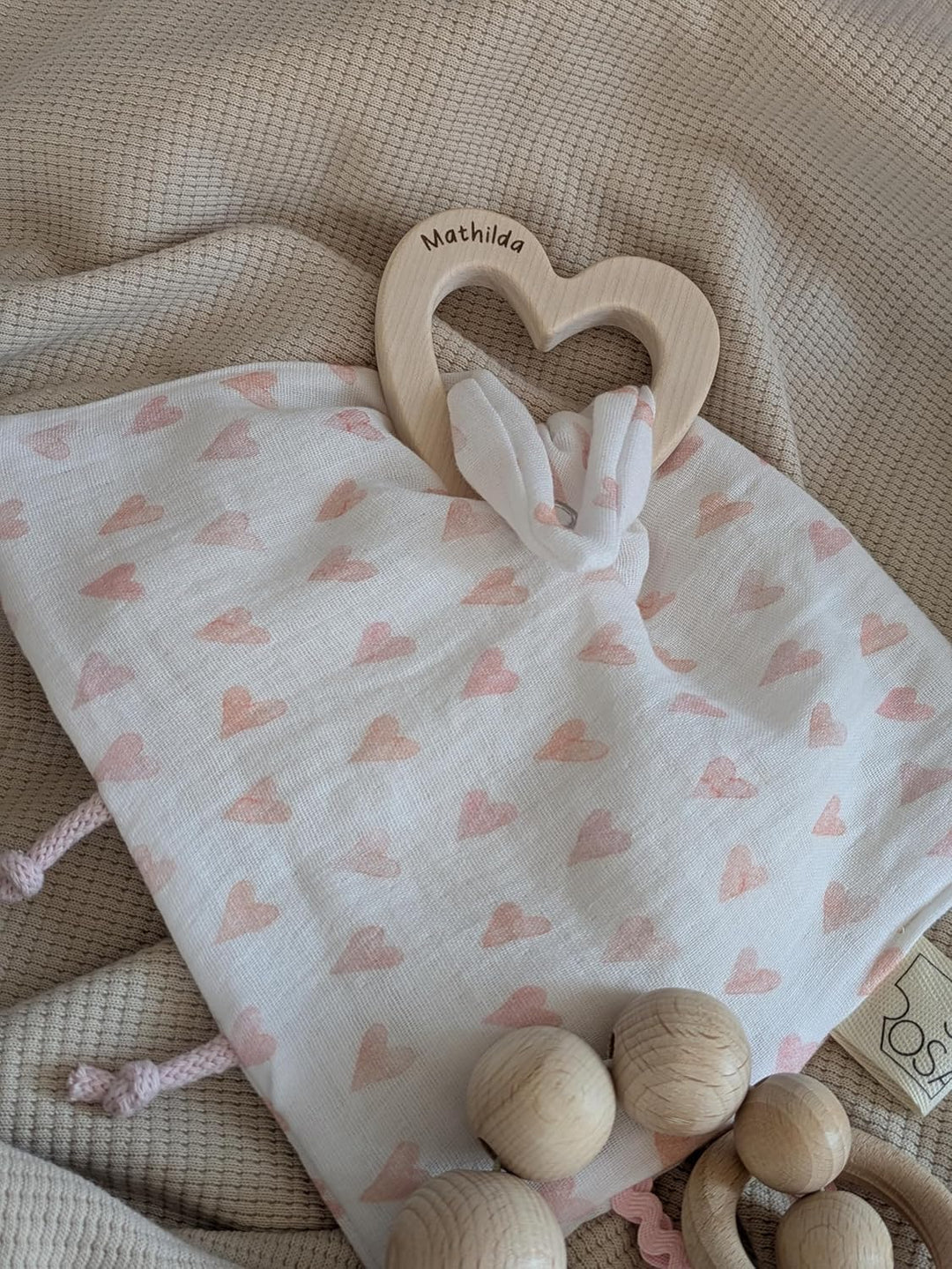 Sarosa Knistertuch aus Musselin mit personalisiertem Greifling | Geschenke zur Geburt Taufe | Namens