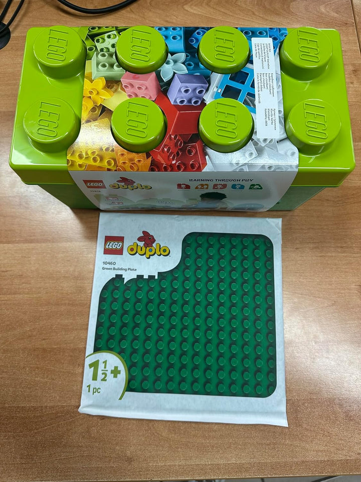 LEGO DUPLO 2er Set: Steinebox (10913) + Grüne Bauplatte (10460) - Bausteine Bundle für Kinder ab 18