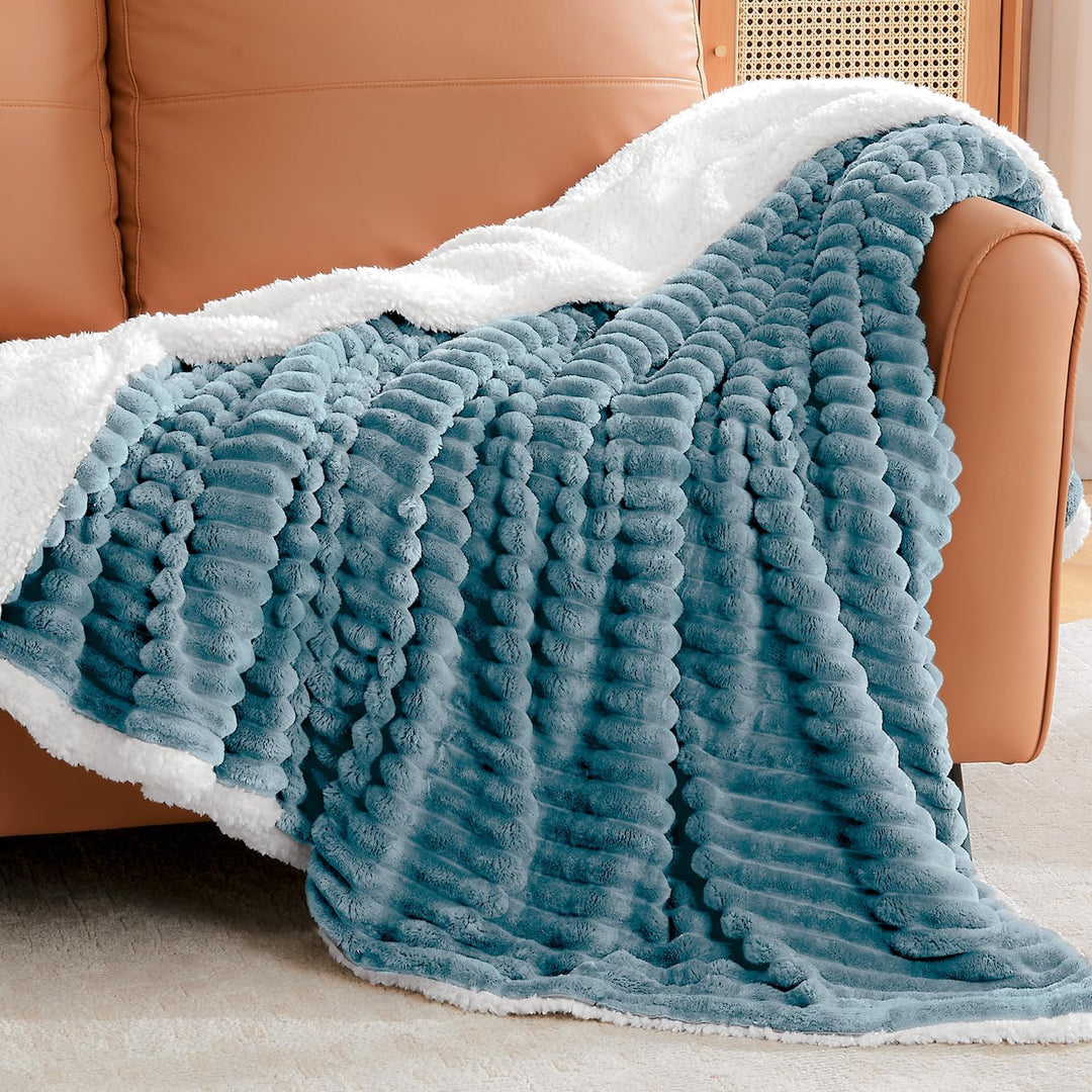 BEDELITE warme Decke Sherpa Kuscheldecke Flauschig Hellblau XXL 220x240 | dicke Deko Fleecedecke, Co