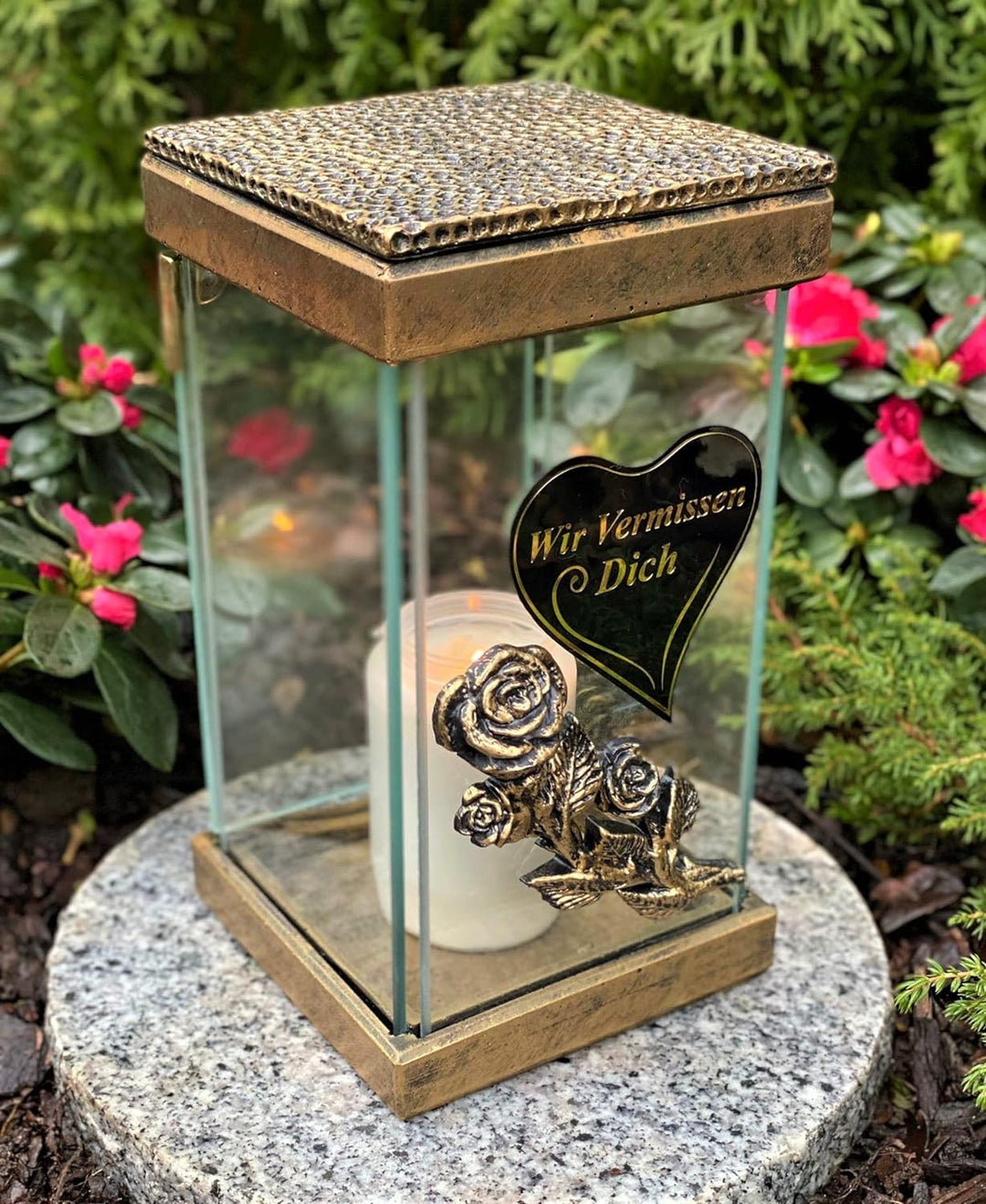 Garten Paradies Handmade Grablampe mit Tür - Neue Model Beschriftung 'Wir vermissen Dich' Grablicht