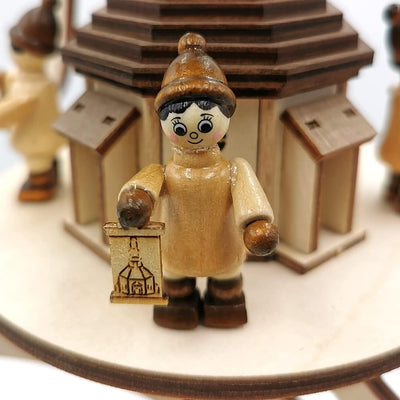 Dekohelden24 Hochwertige Holz Deckenpyramide, Hängepyramide-Seiffener Kirche-mit Winterfiguren, inkl