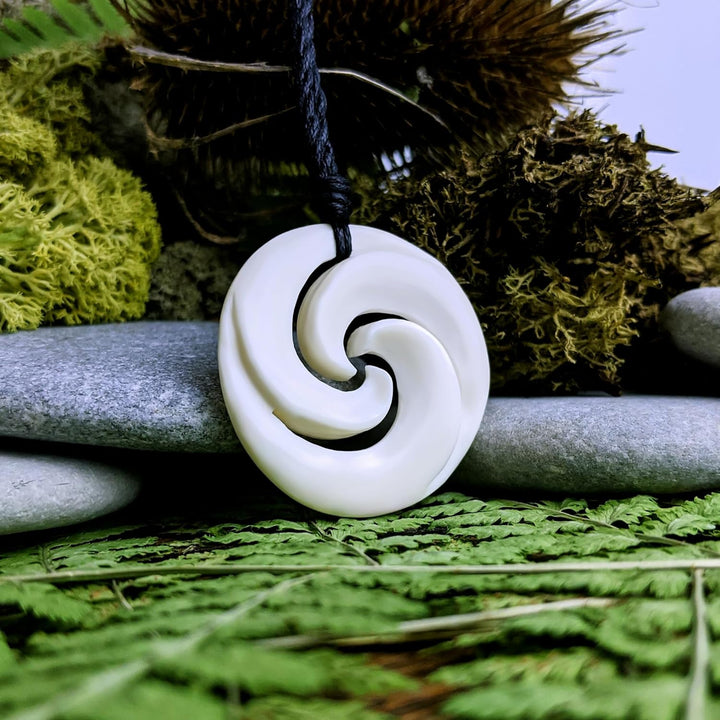 81stgeneration Damen Herren Handgeschnitzte Knochen Maori Dreifach Koru Spiral Anhänger Halskette