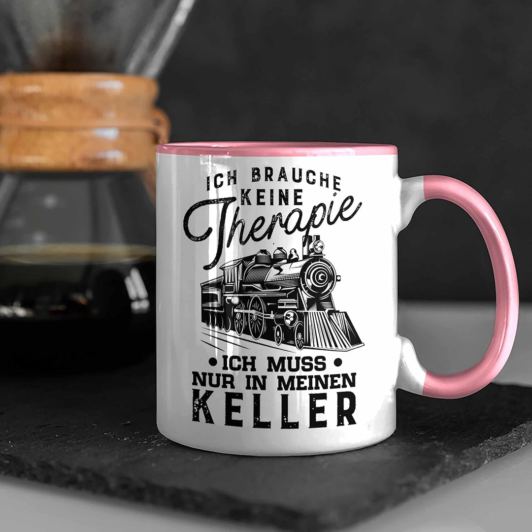 Trendation - Modelleisenbahn Tasse Geschenk für Eisenbahner Spruch Ich Muss In Meinen Keller (Rosa),