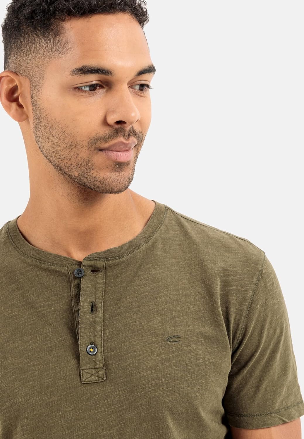 camel active Herren Kurzarm Henley T-Shirt mit Knopfleiste, Dunkel Oliv